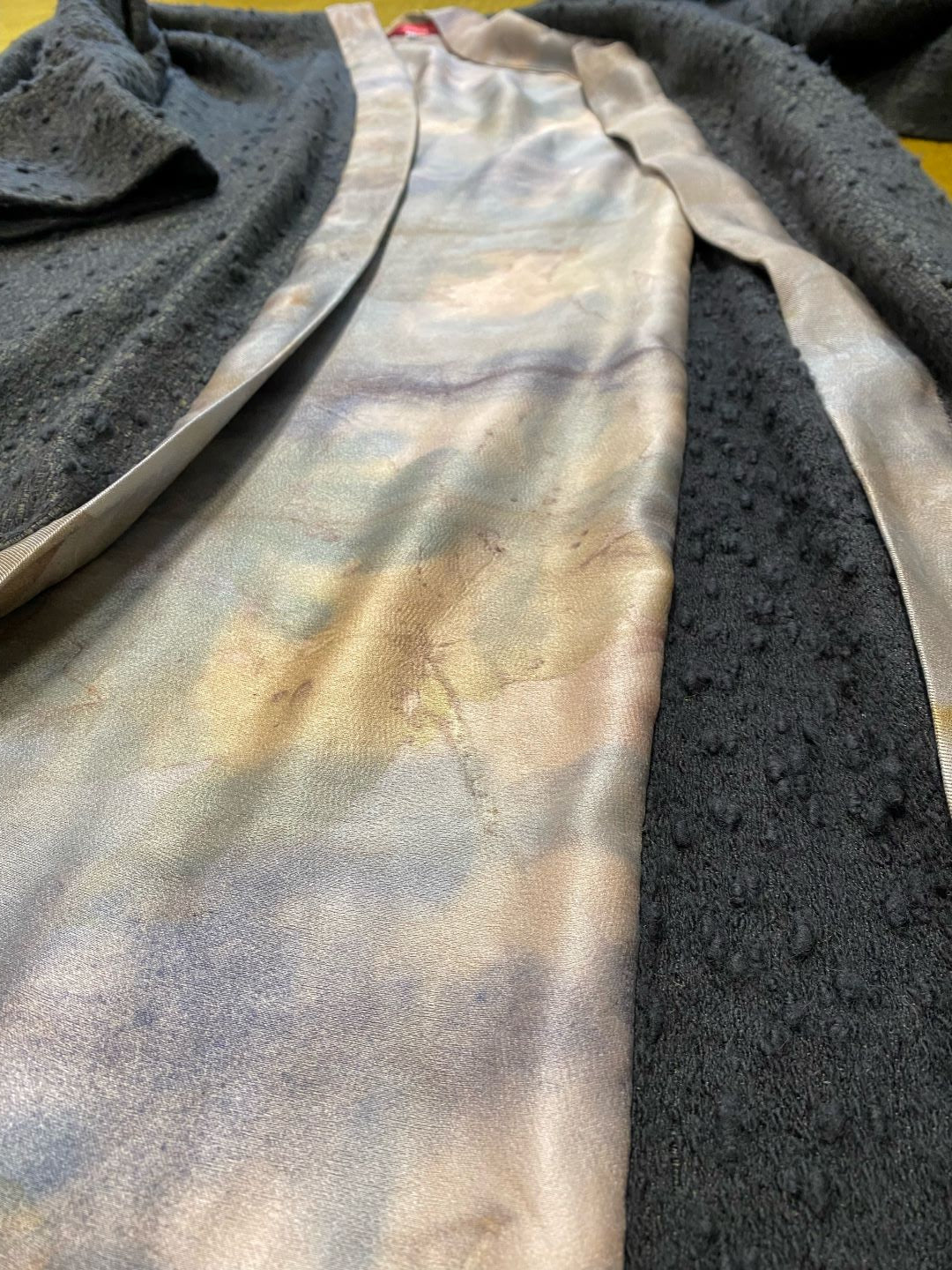 dettaglio del tessuto con eco print