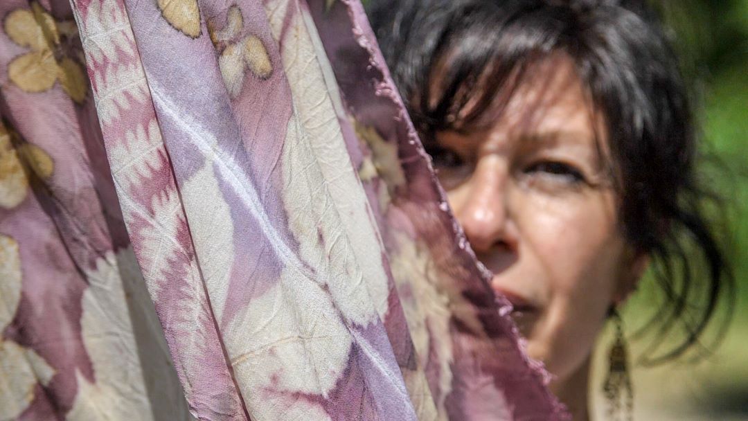 Lucia pascale che tiene in mano uno dei suoi tessuti con eco-print