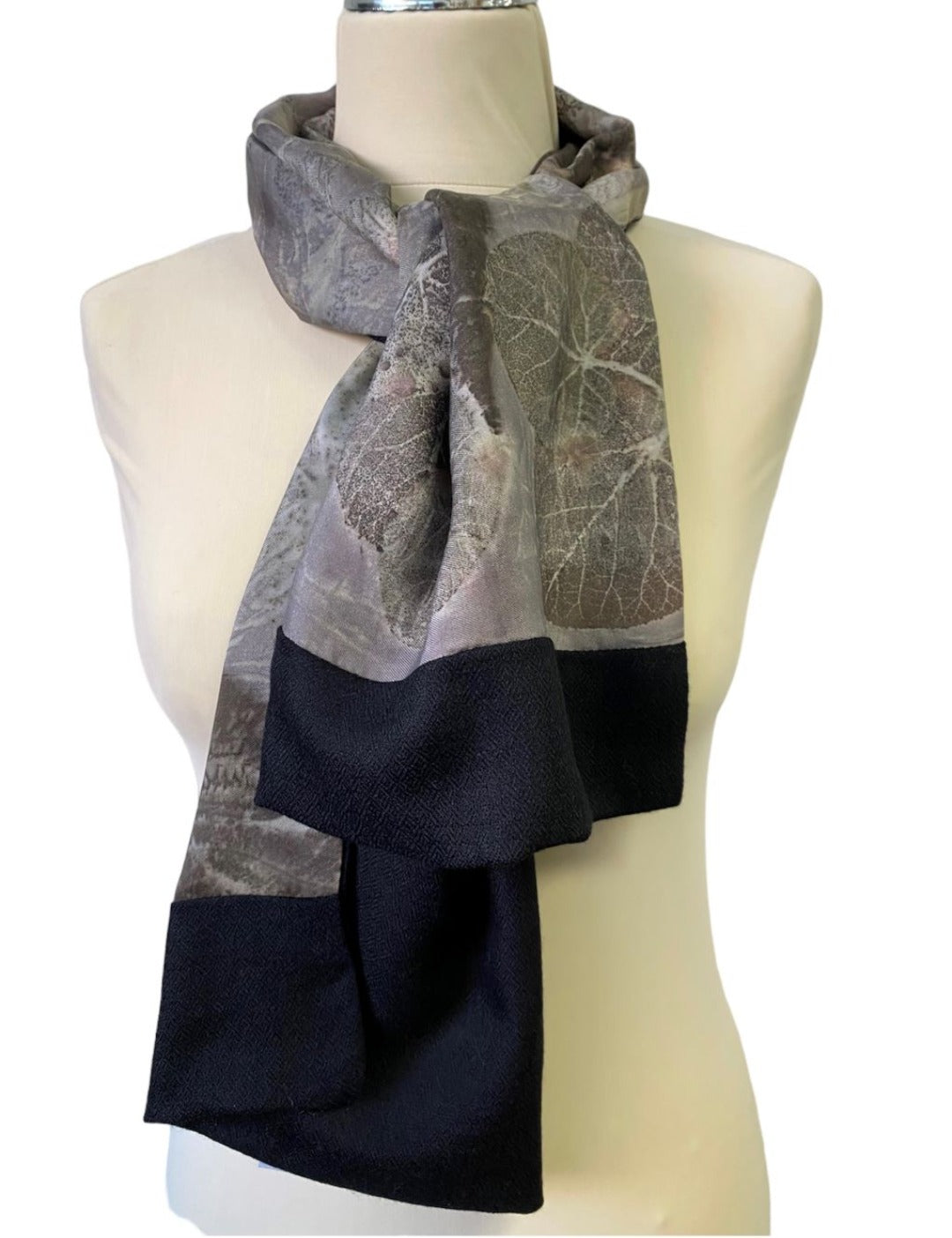 sciarpa cashmere nero doppiato con seta stampata a mano con foglie