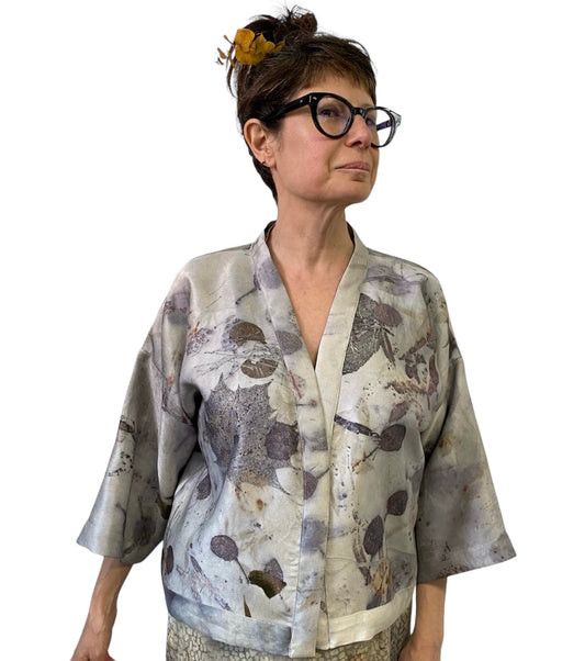 Kimono in seta stampata a mano con foglie di acero, eucalipto, Casuarina e bucce di cipolla; taglia unica