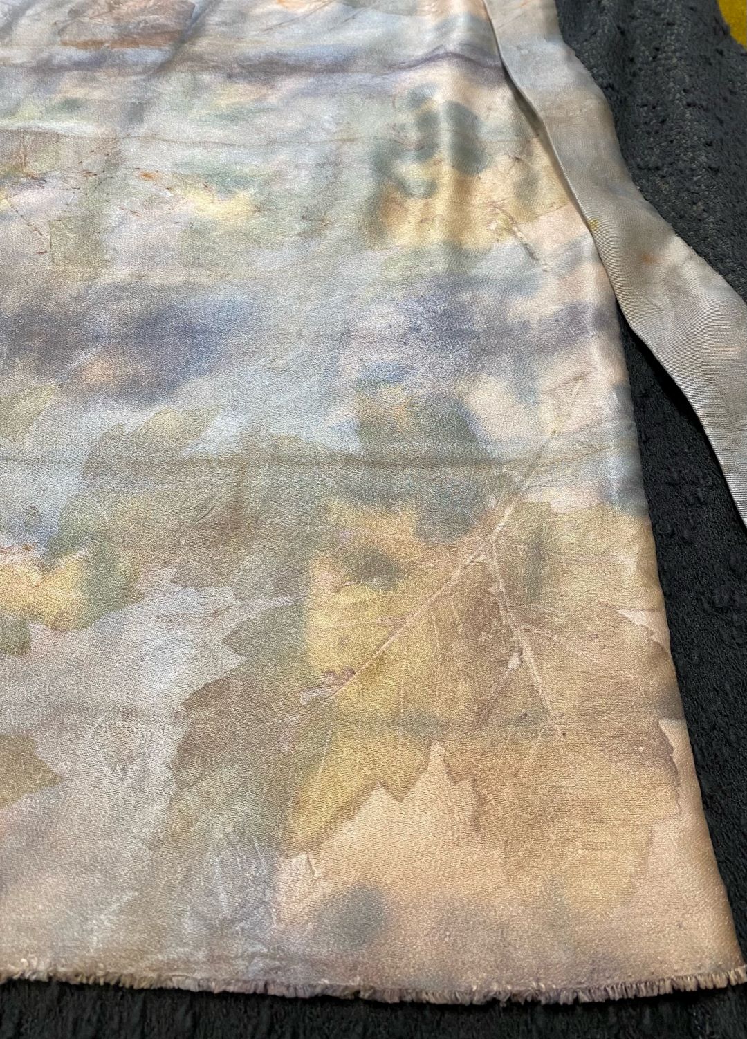 dettaglio tessuto eco print cappotto in lana jap