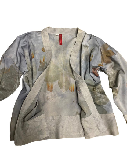 kimono corto azzurro con stampa naturale realizzata a mano con foglie di ippocastano. Si parte da un tessuto bianco, lo si stampa con le foglie, lo si colora con uuna corteccia e successivamente lo si confeziona a mano. è un capo unico ed irripetibile. tg unica che veste dalla 40 fino alla 46