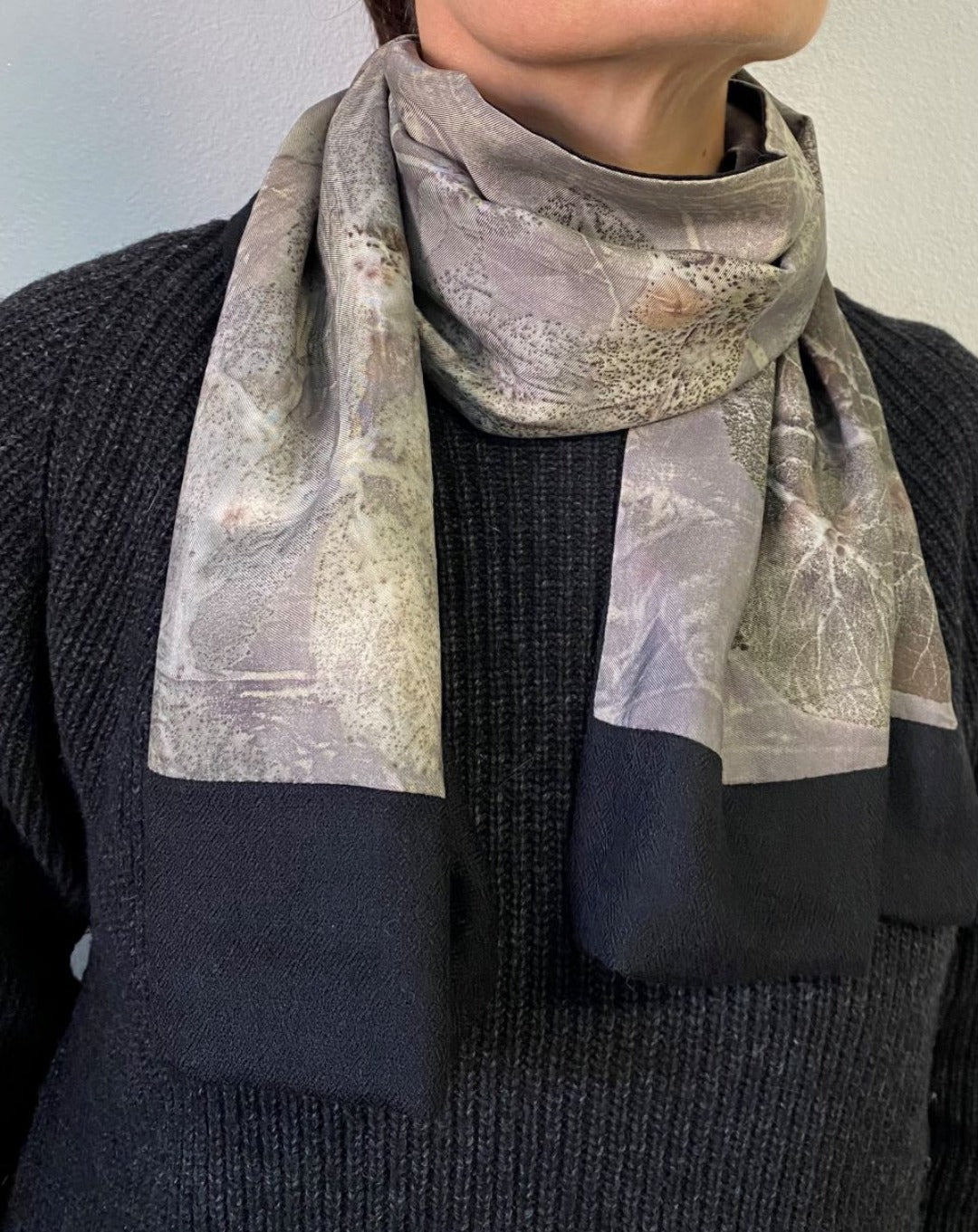 sciarpa lunga 128 cm e larga 30 in cashmere nero baciato con seta stampa naturale con foglie dallo sfondo tendente ai grigi 
