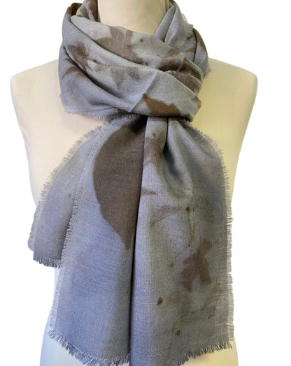 sciarpa su manichino coloata naturalmente con una coteccia che regala azzurro polvere e stampata con foglie a mano 